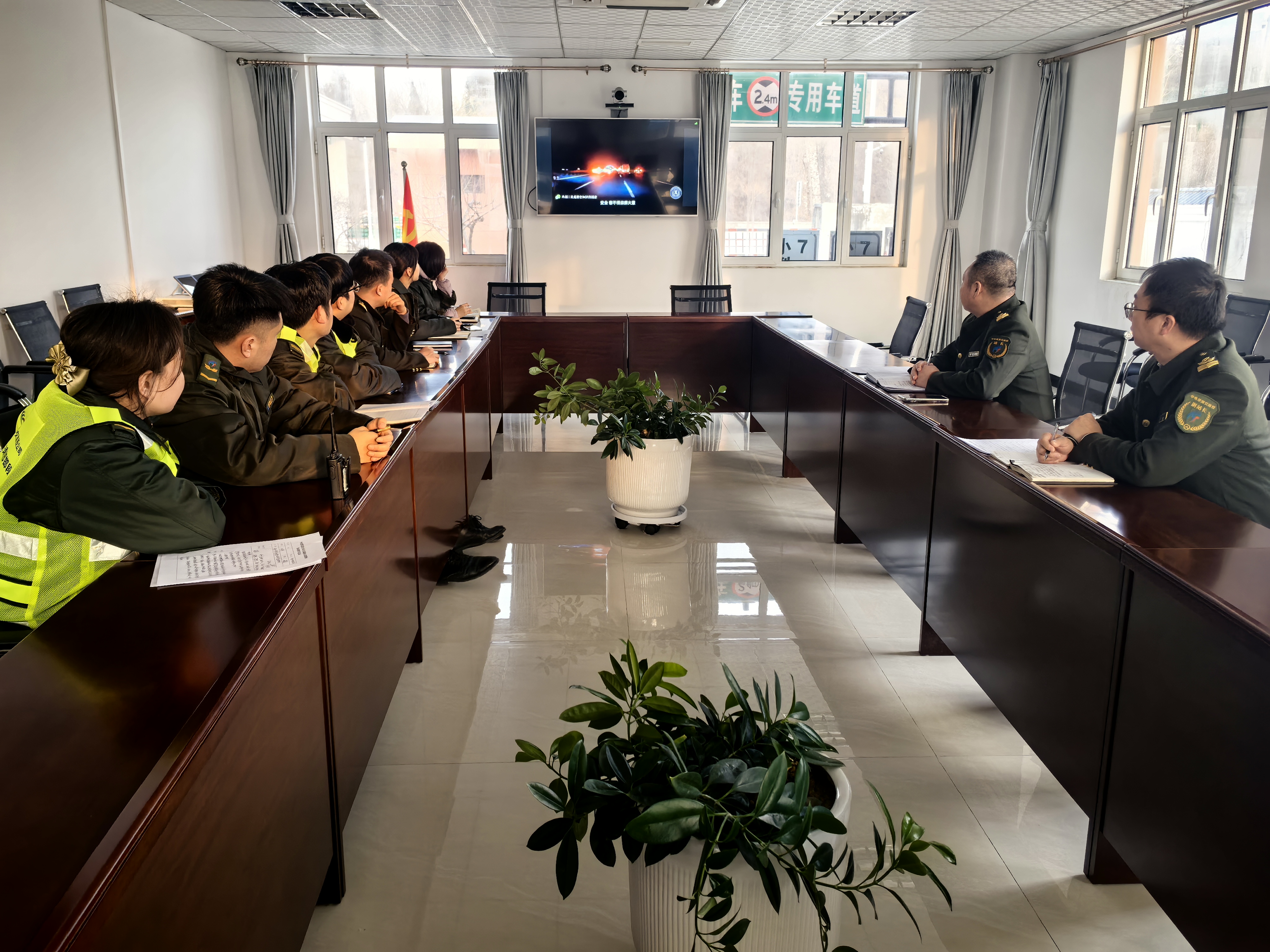 警钟长鸣!内丘北收费站组织观看《高速“驰骋”不失控》警示教育片docx.jpg 警钟长鸣!内丘北收费站组织观看《高速“驰骋”不失控》警示教育片docx.jpg